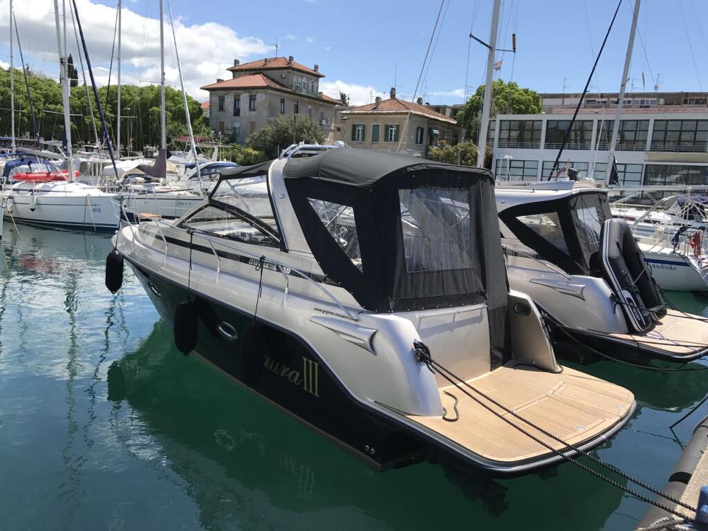 Motor boat 
