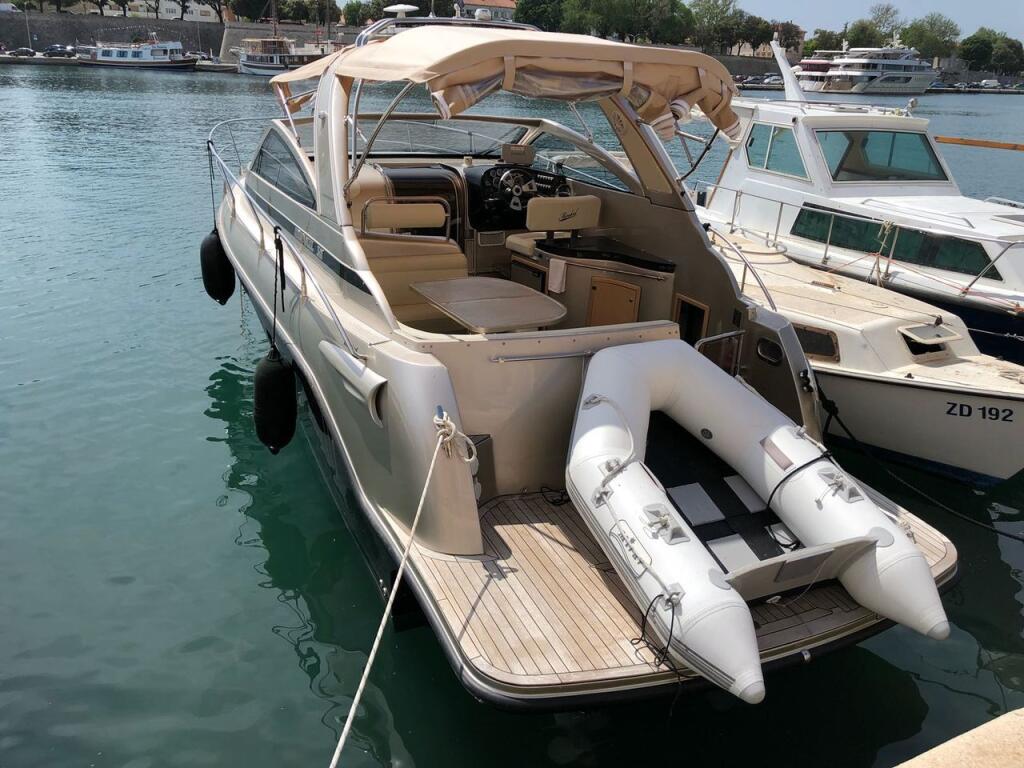 Motor boat 