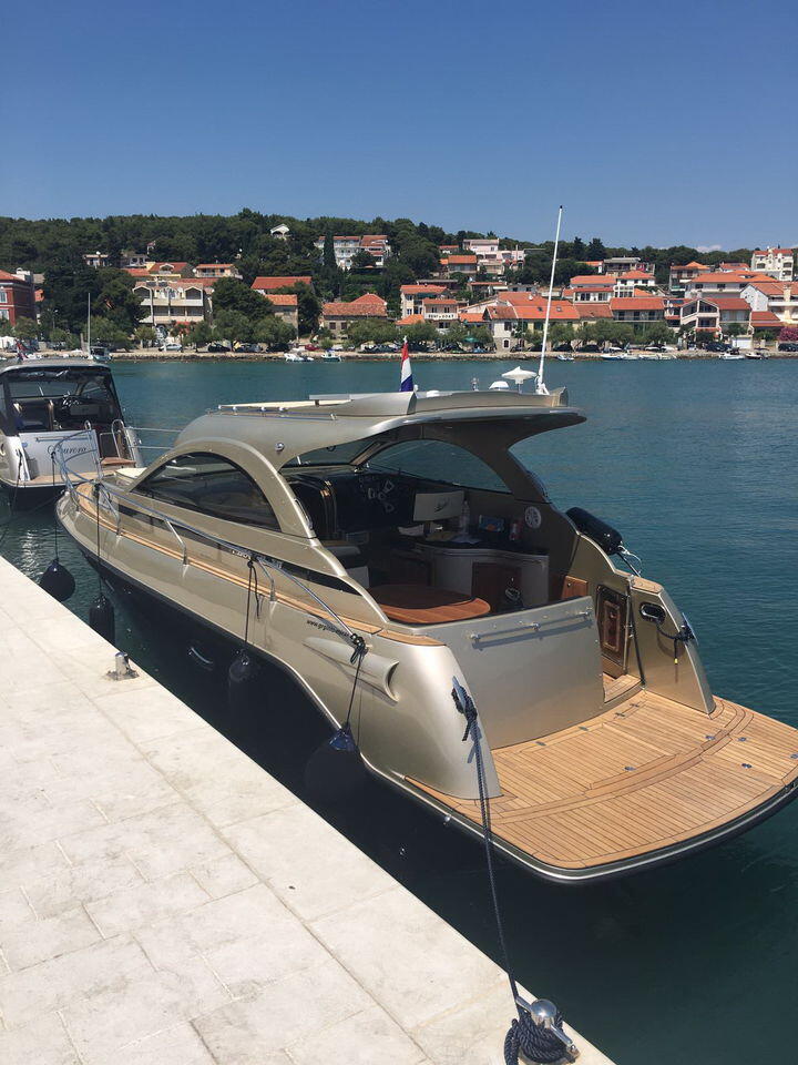 Motor boat 