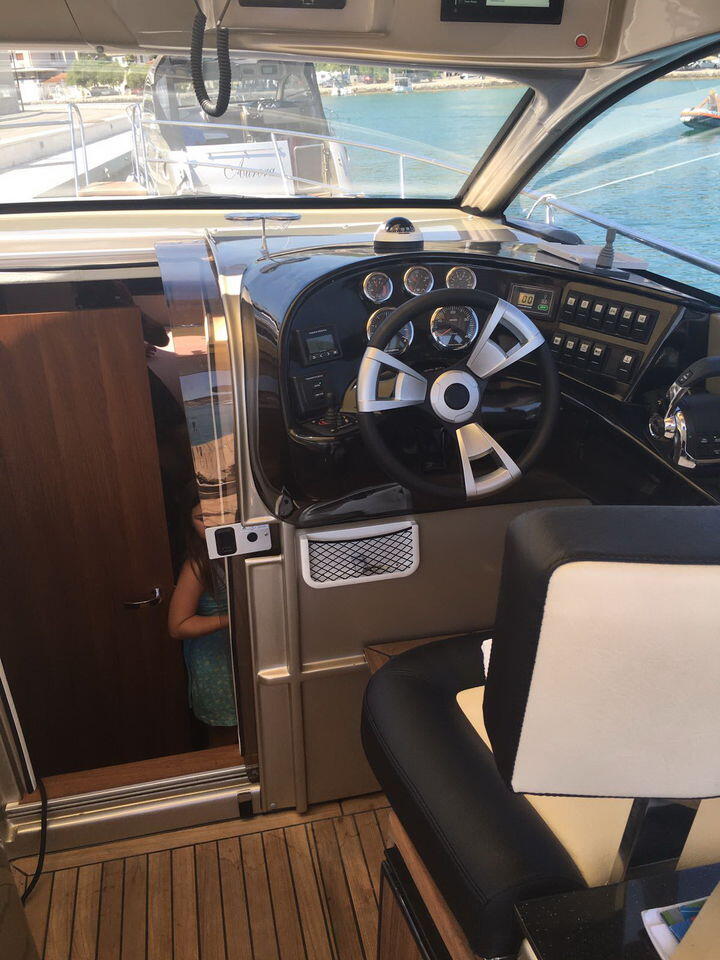 Motor boat 