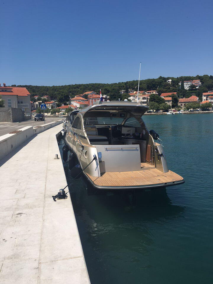 Motor boat 