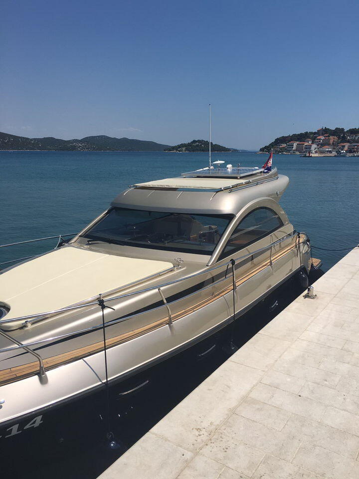 Motor boat 