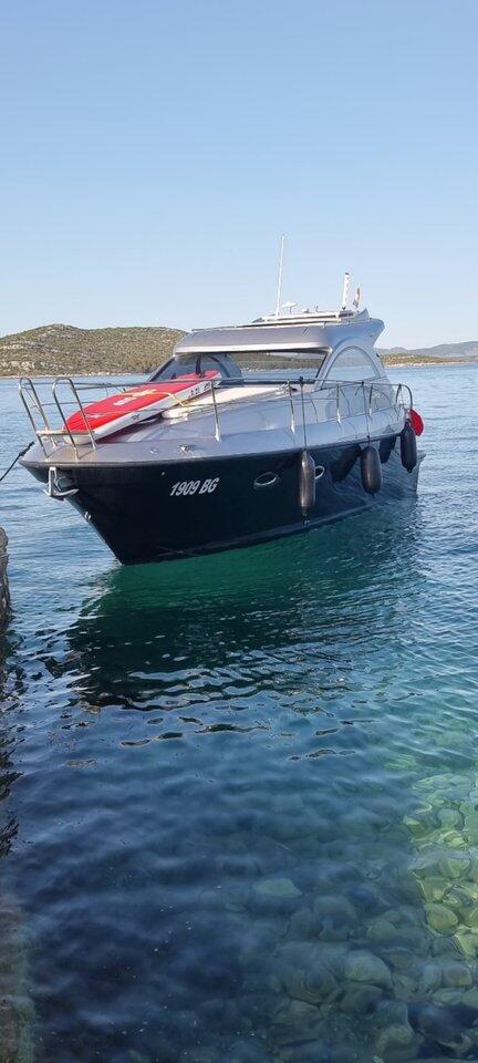 Motor boat 
