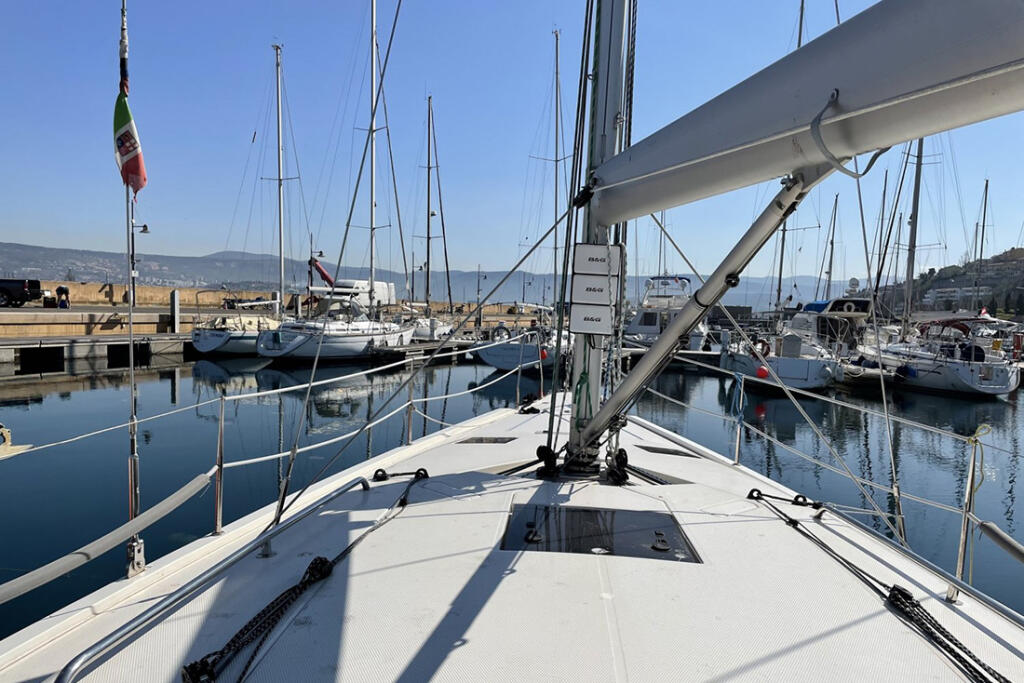 Sailing yacht 