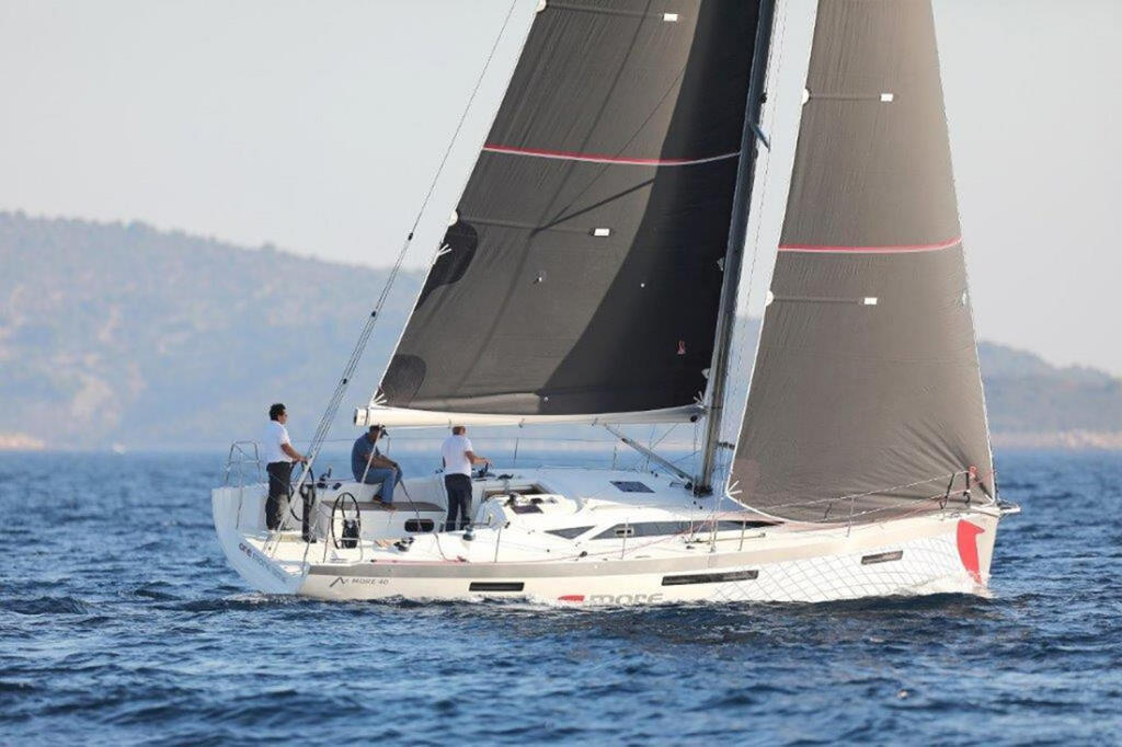 Sailing yacht 