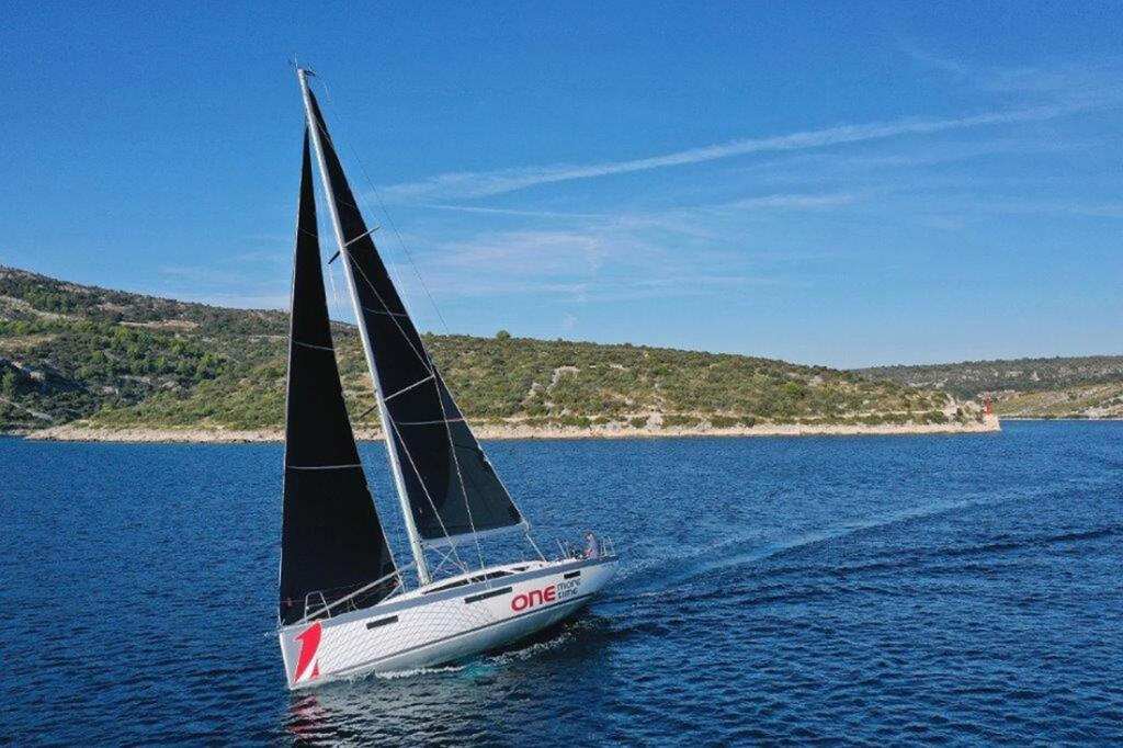 Sailing yacht 