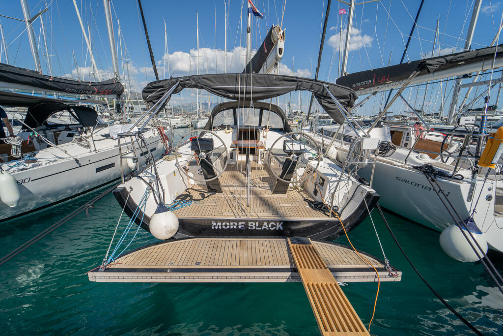 Sailing yacht 