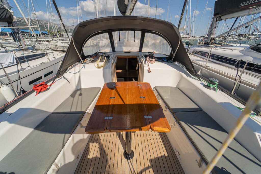 Sailing yacht 