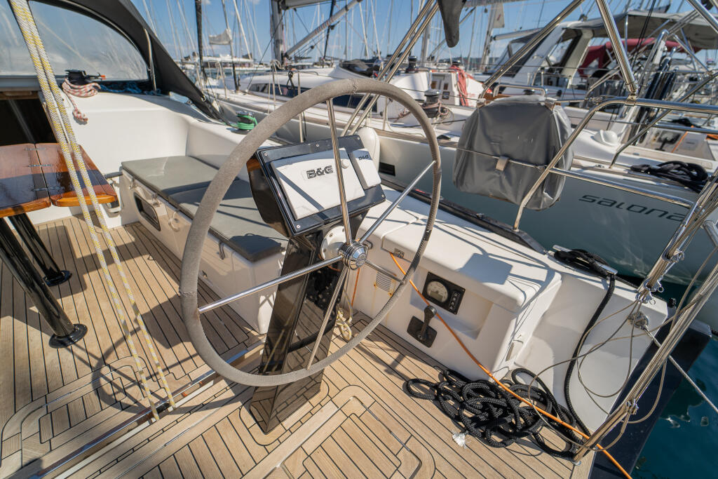 Sailing yacht 