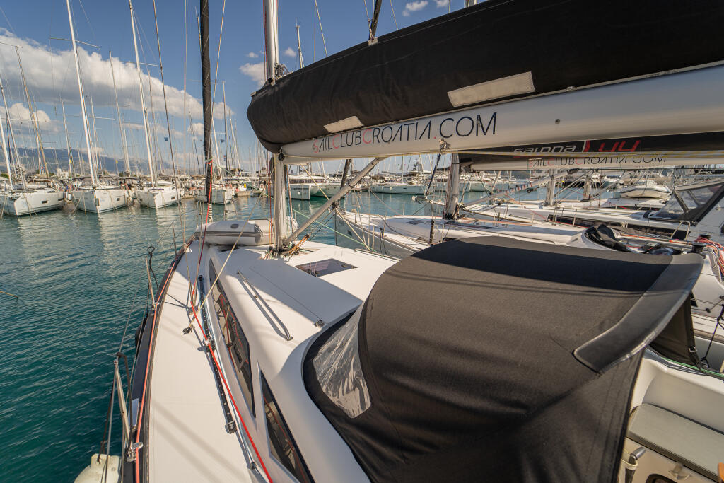 Sailing yacht 