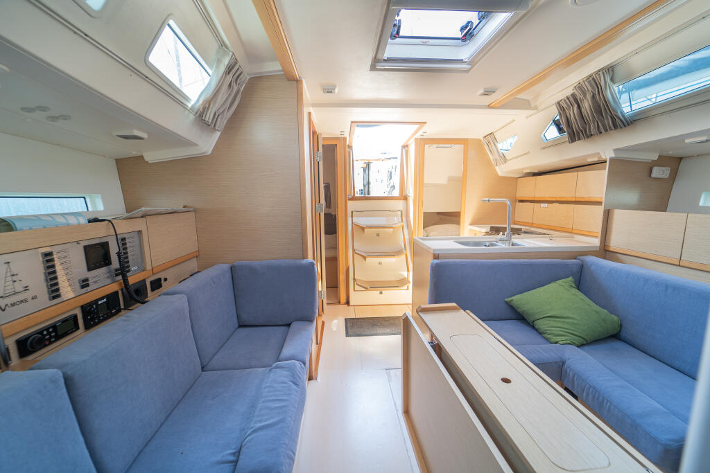 Sailing yacht 