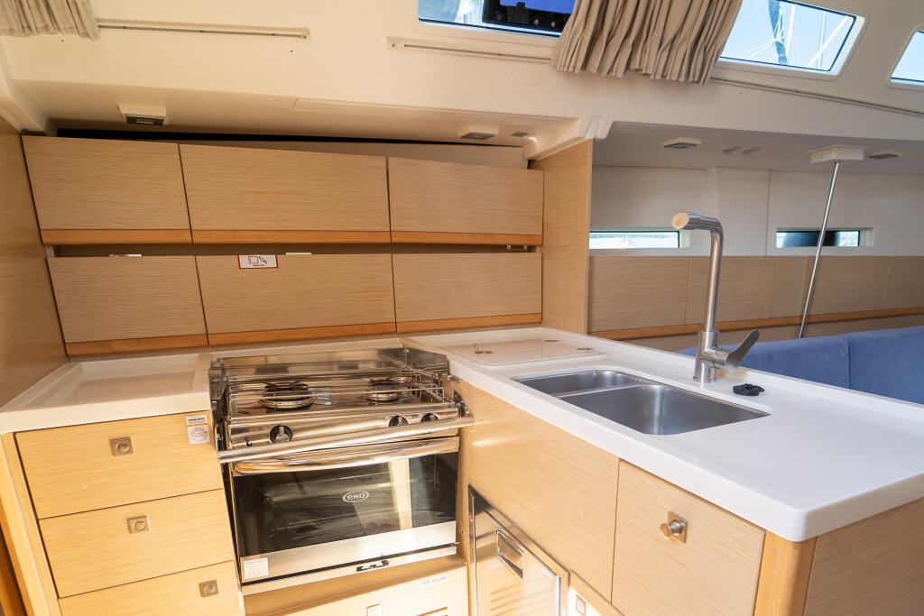 Sailing yacht 
