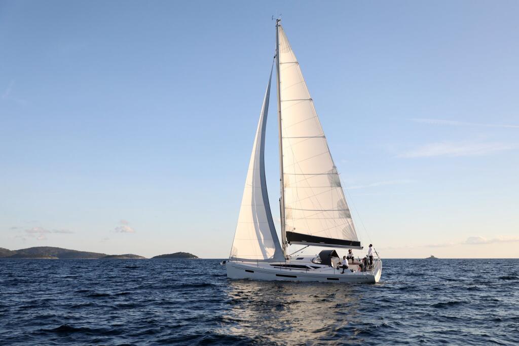 Sailing yacht 