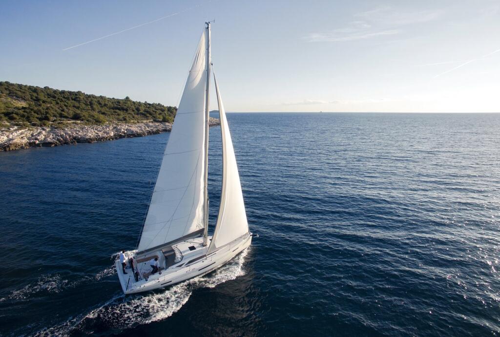Sailing yacht 