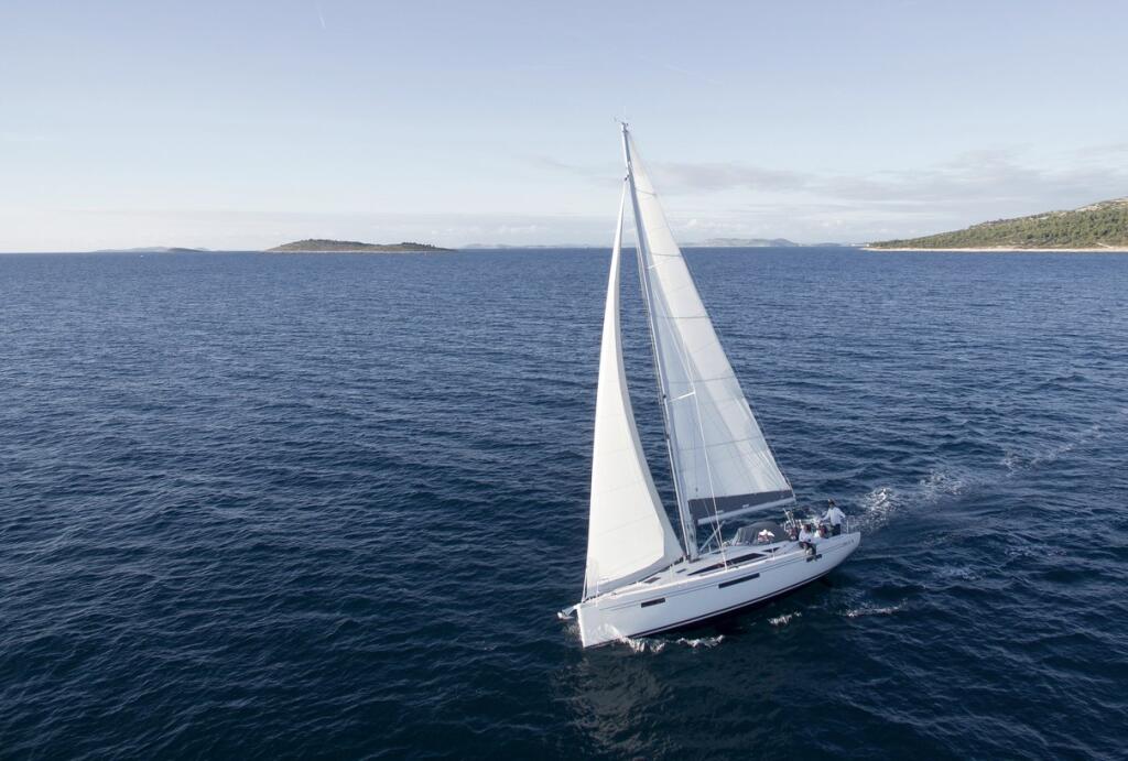 Sailing yacht 