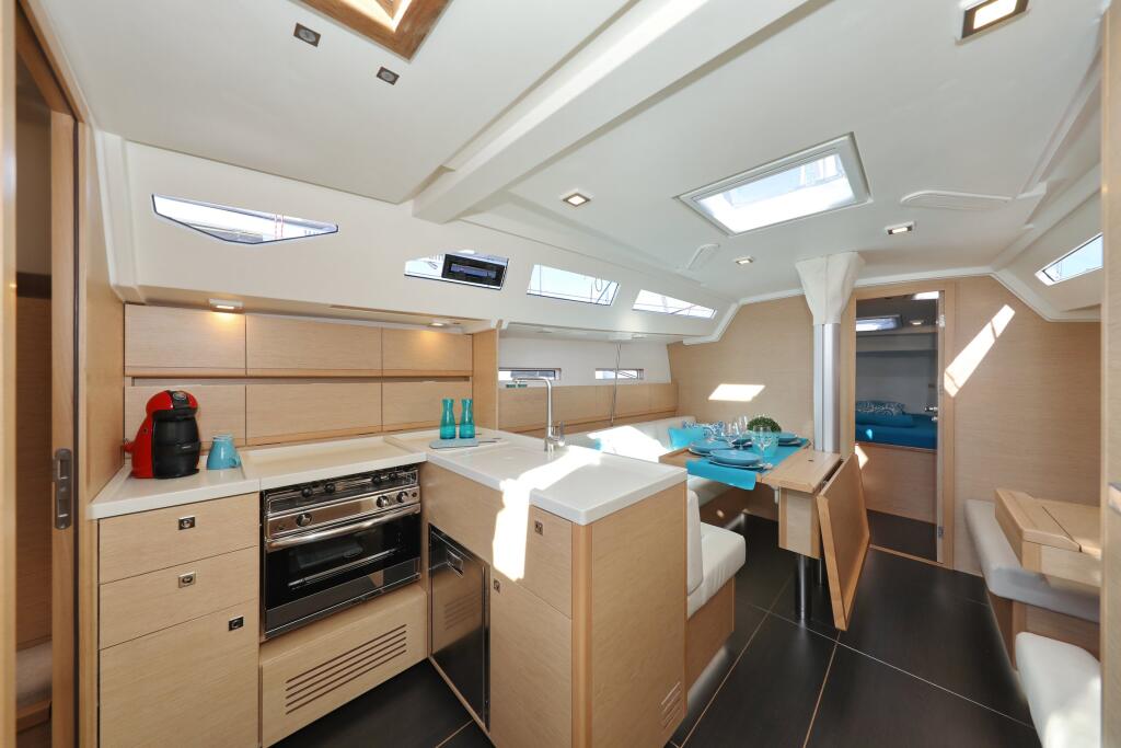 Sailing yacht 