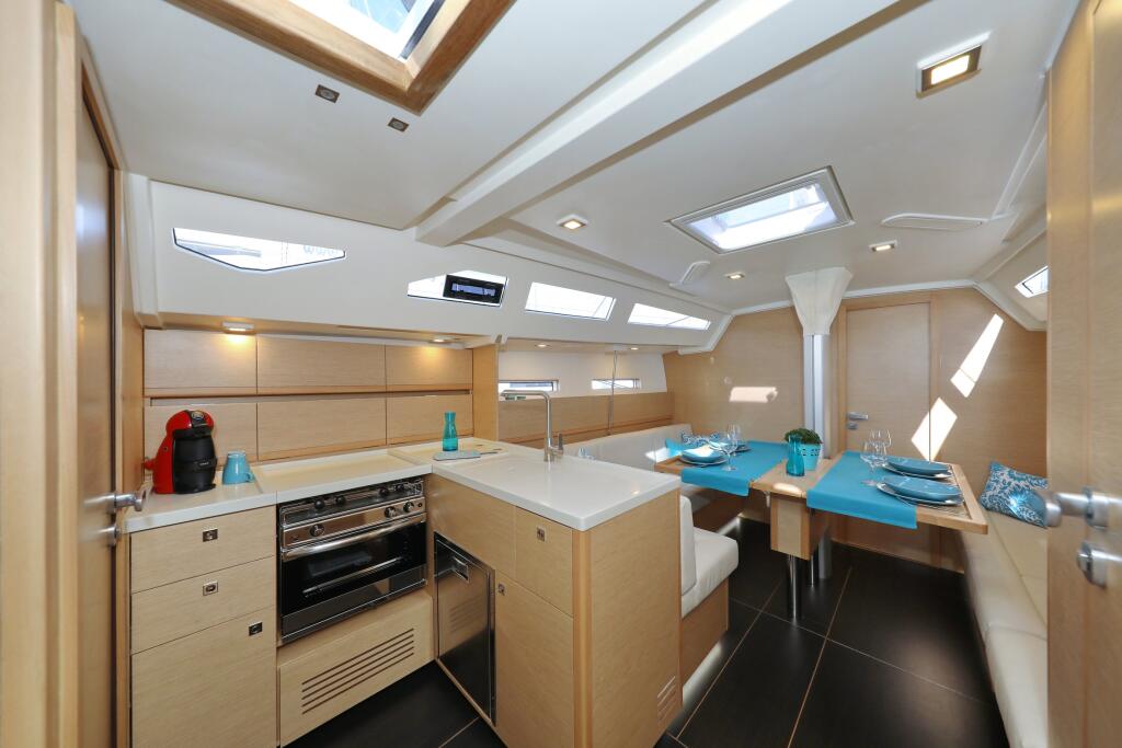 Sailing yacht 