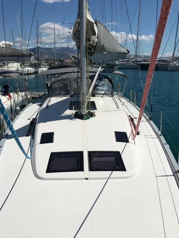 Sailing yacht 