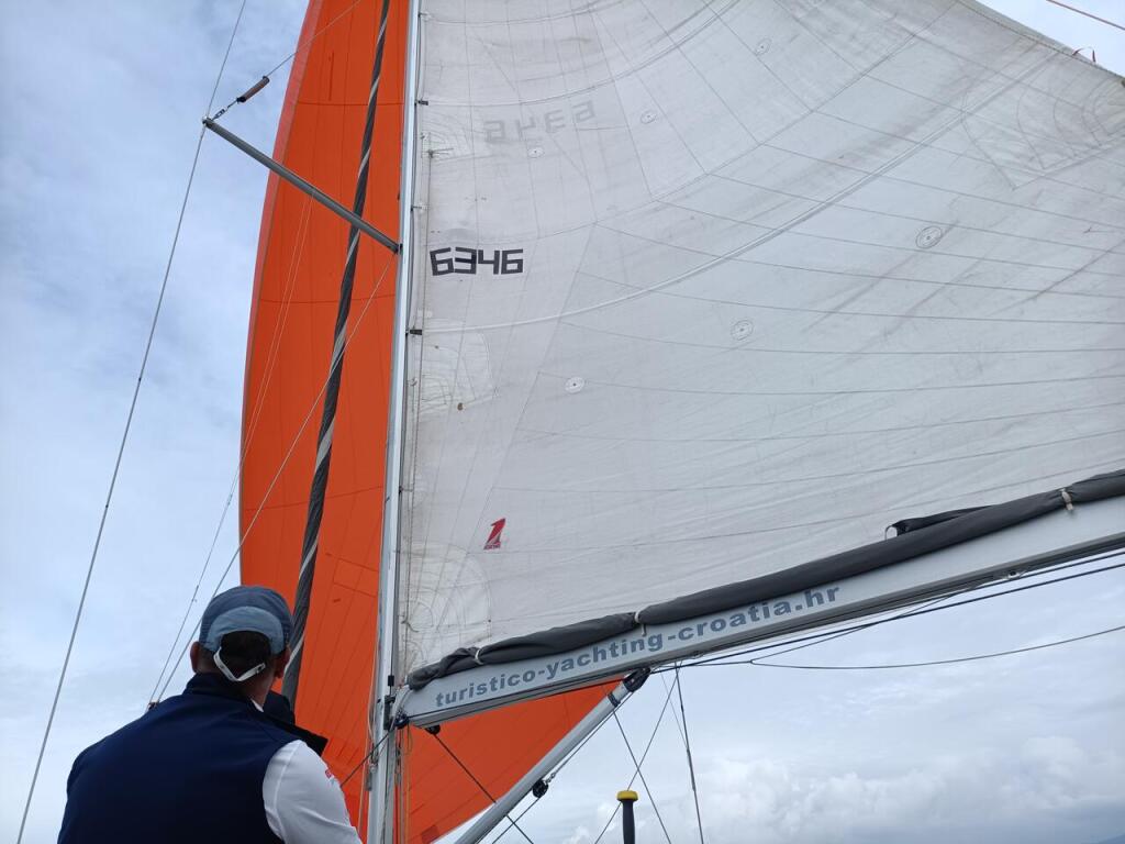 Sailing yacht 