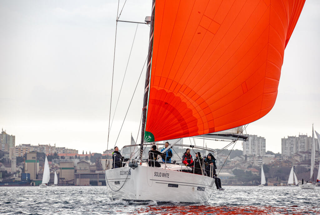 Sailing yacht 
