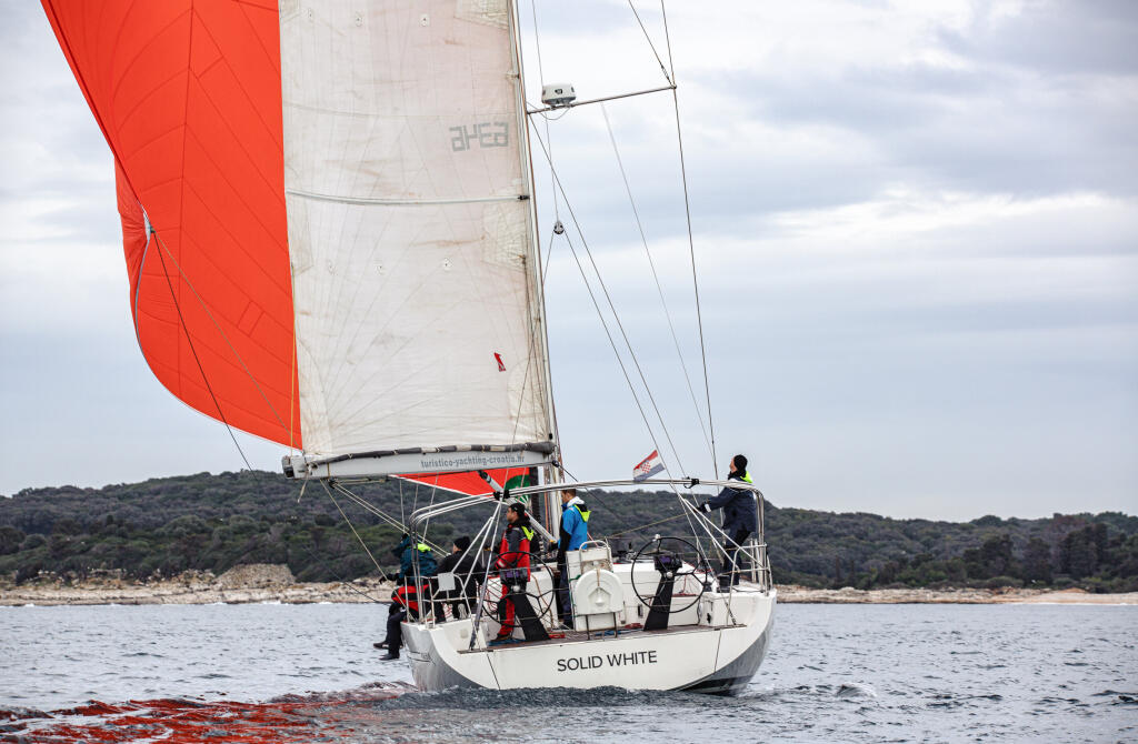 Sailing yacht 