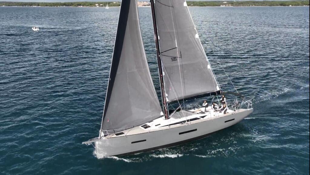 Sailing yacht 