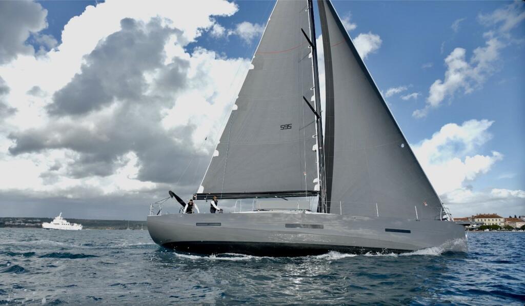Sailing yacht 