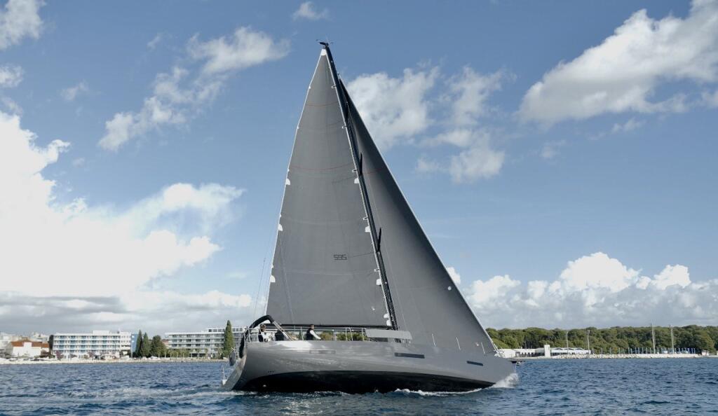 Sailing yacht 