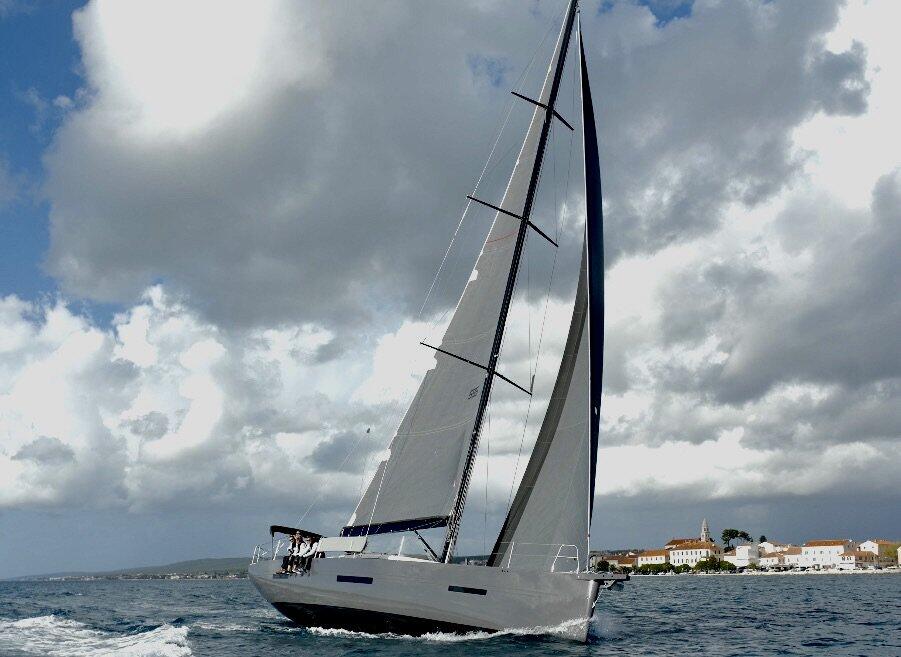 Sailing yacht 