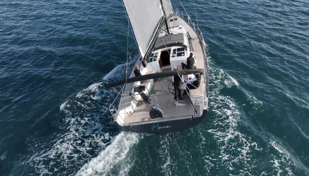 Sailing yacht 