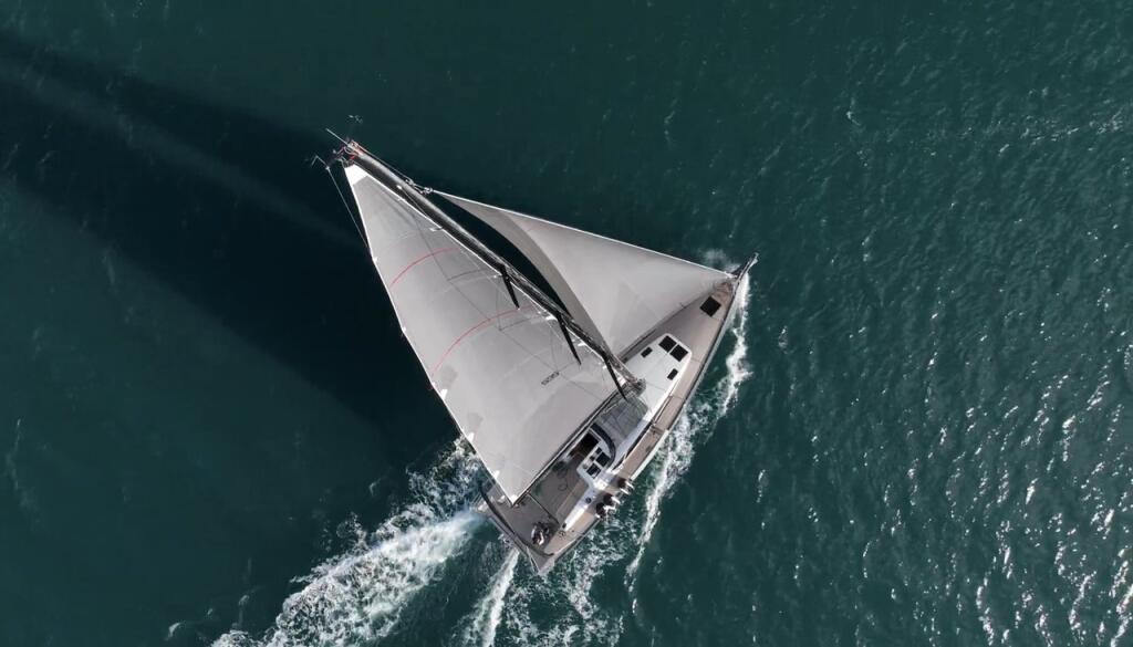 Sailing yacht 