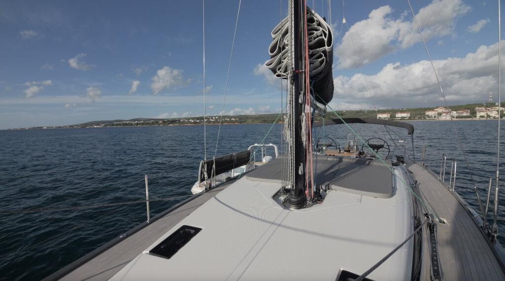 Sailing yacht 