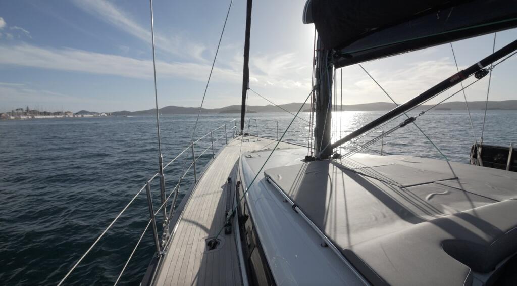 Sailing yacht 