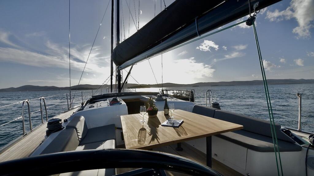 Sailing yacht 