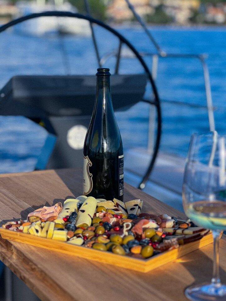 Sailing yacht 