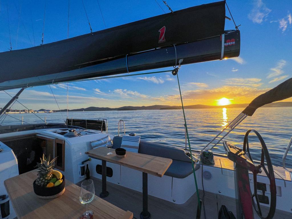 Sailing yacht 