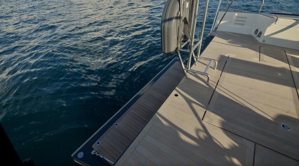 Sailing yacht 