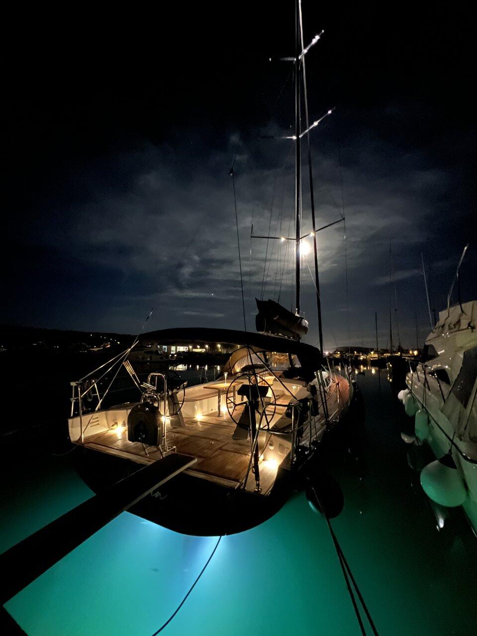 Sailing yacht 