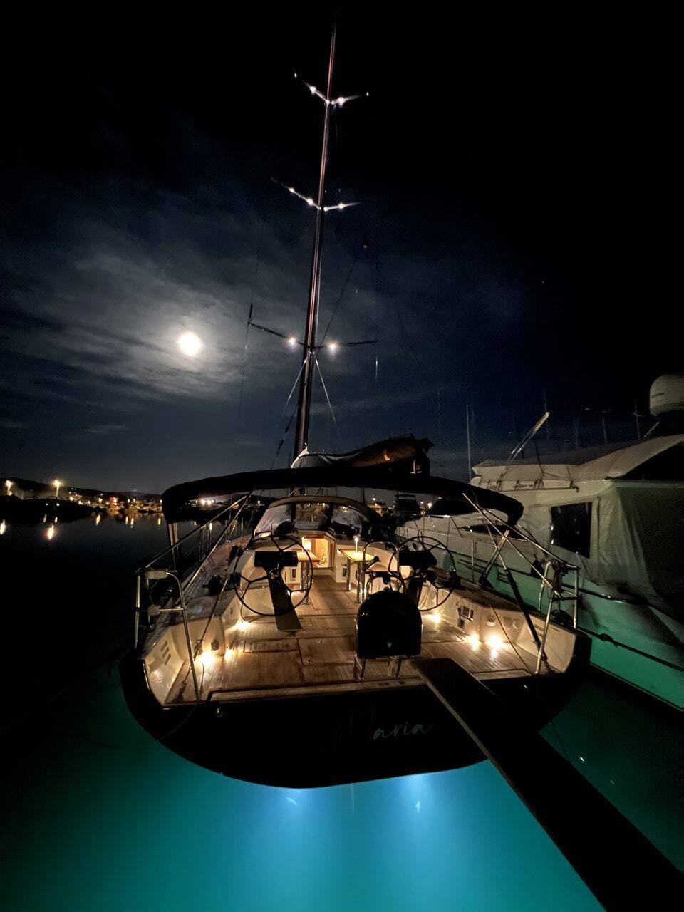 Sailing yacht 