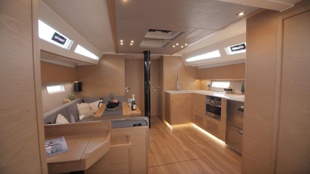 Sailing yacht 