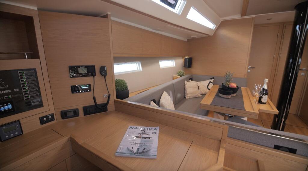Sailing yacht 