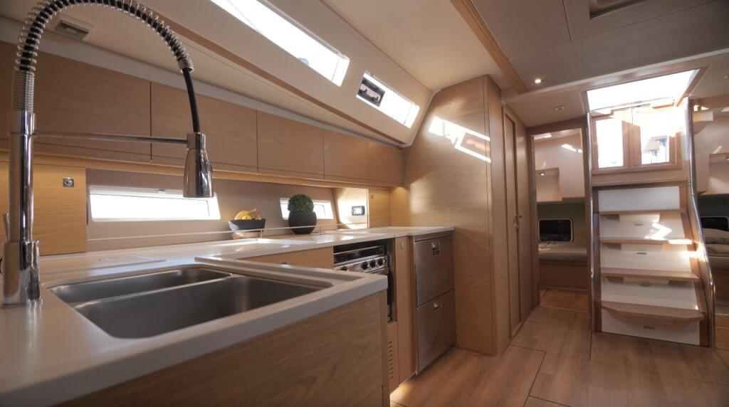 Sailing yacht 