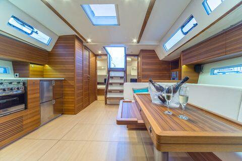 Sailing yacht 
