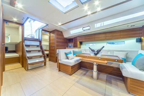 Sailing yacht 