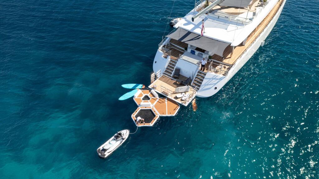 Luxury sailing yacht 