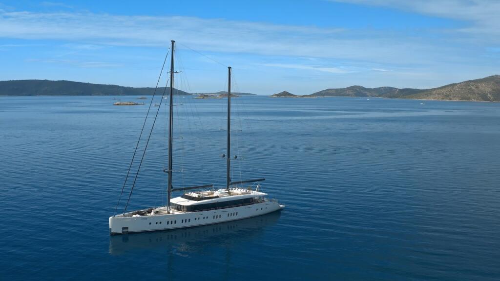 Luxury sailing yacht 