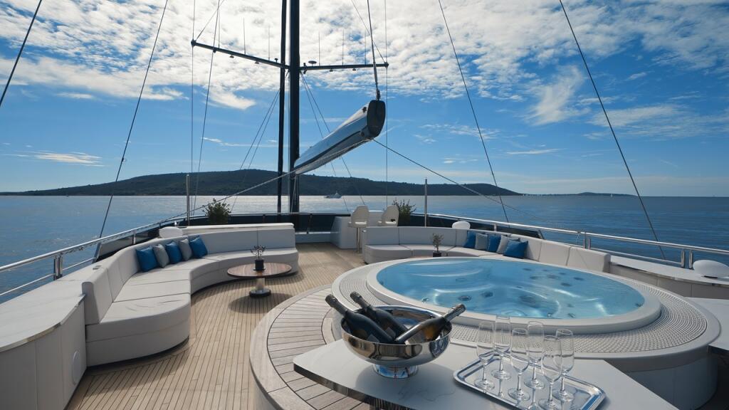 Luxury sailing yacht 