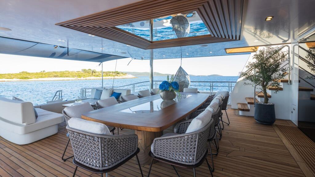 Luxury sailing yacht 