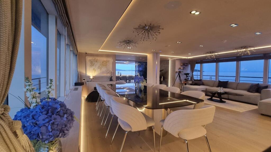 Luxury sailing yacht 