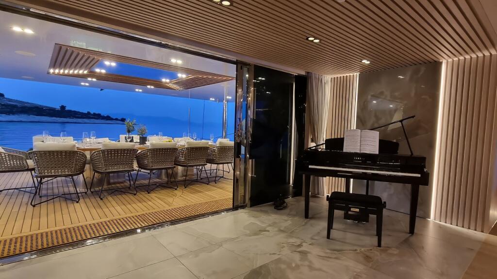 Luxury sailing yacht 